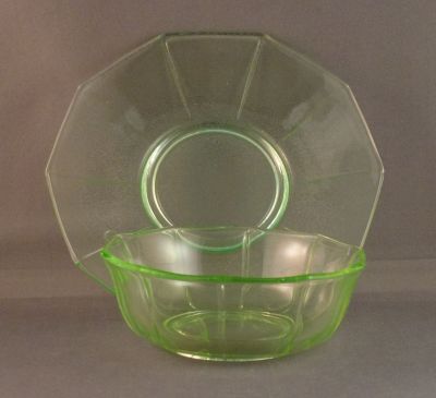 Ribbed dessert bowl with underplate
Keywords: pressed;table