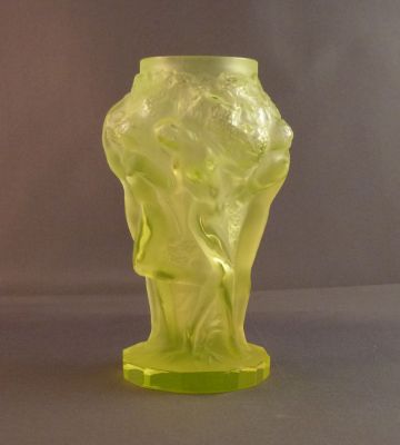 Desna Grape harvest, small
Semi-frosted
Keywords: blown;figure;czech;vase