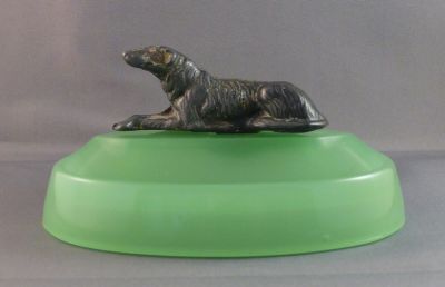 Jade glass with dog desk tidy/ashtray
White metal dog
Keywords: odd;ash