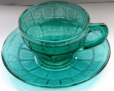 Jeannette Doric and Pansy cup and saucer
Ultramarine aka teal. Contains uranium
Keywords: sold;pressed;table;american