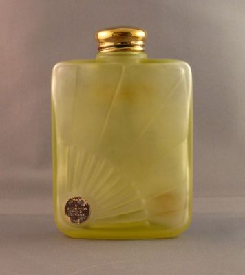 Dubarry Perfumery talcum powder bottle
Back. Dubarry, 81 Brompton Road London
Keywords: blown;bathbed