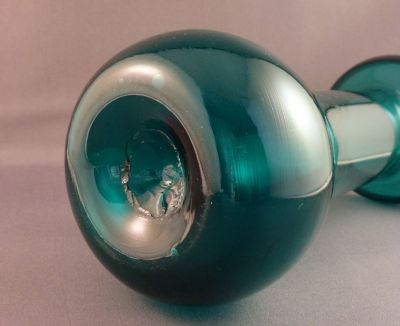 Teal green mid-19th C hyacinth vase
Kicked up base, rough pontil mark
Keywords: vase;hyacinth;british