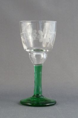 Engraved liqueur glass
Flowers and buds
Keywords: blown;engraved