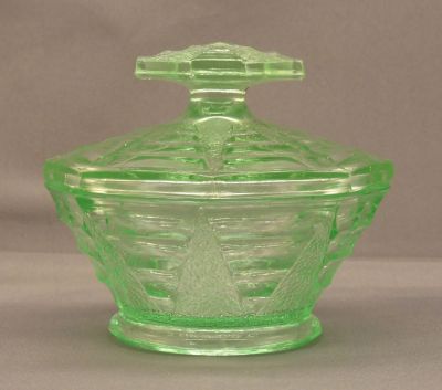 Bagley Featherstone dressing table set large pot
3085
Keywords: british;pressed;bathbed;sold