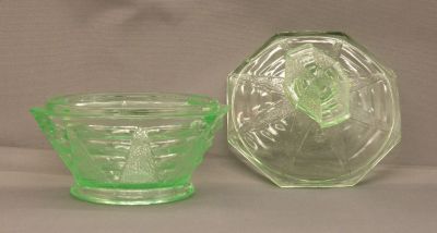 Bagley Featherstone dressing table set large pot
3085
Keywords: british;pressed;bathbed;sold