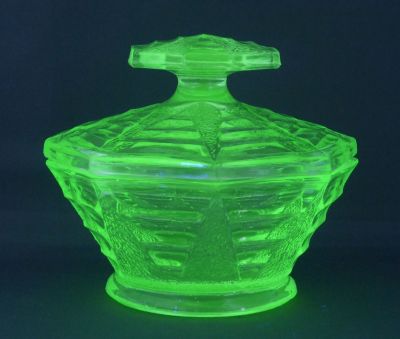 Bagley Featherstone dressing table set large pot
Under UV
Keywords: british;pressed;bathbed;sold