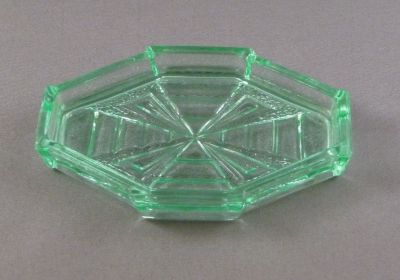 Bagley Featherstone dressing table set pin tray
3085
Keywords: british;pressed;bathbed