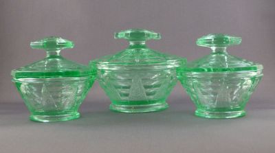 Bagley Featherstone dressing table set pots
3085
Keywords: british;pressed;bathbed