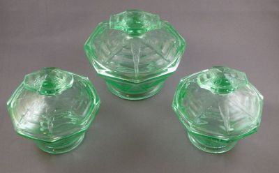 Bagley Featherstone dressing table set pots
3085
Keywords: british;pressed;bathbed