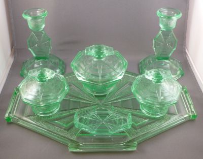 Bagley Featherstone dressing table set 
Complete set. 3085
Keywords: british;pressed;bathbed