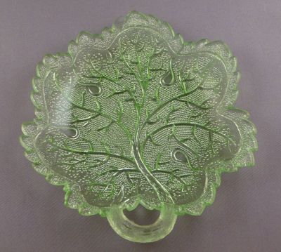Fenne Weinblatt ice plate
1150. Shown in 1906 catalogue. Small 15cm
Keywords: german;pressed;table;dessert