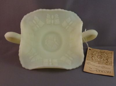 Fenton Butterflies nappy/bonbon
Uranium satin custard glass.
Keywords: american;pressed;table