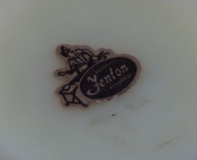 Fenton Butterflies nappy/bonbon
Original glassblower label 
Keywords: american;pressed;mark;table