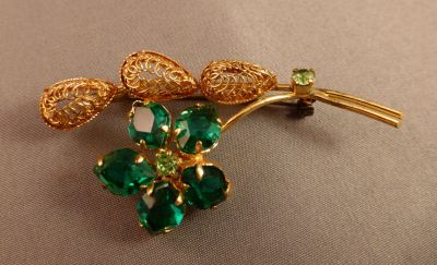 Floral brooch with filigree leaves
Two uranium stones
Keywords: uranium