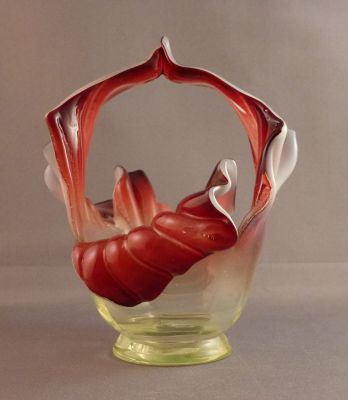 Kralik floriform basket
Uranium, restruck opalescence and ox-blood flashing
Keywords: blown;czech;vase