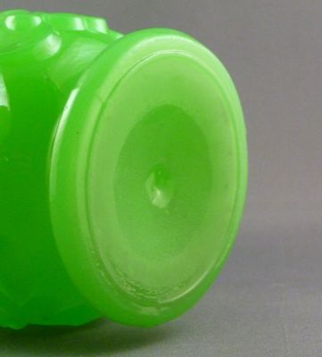 Mould-blown leaves vase
Rough-ground pontil mark
Keywords: blown;vase