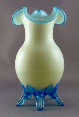 Custard glass vase, blue feet
Blue inner, rim and four feet. Bohemian
Keywords: blown;vase;sold;czech