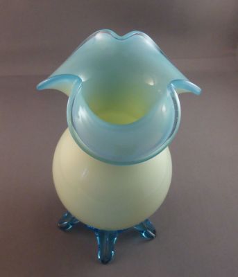 Custard glass vase, blue feet
Trefoil top
Keywords: vase;sold;czech;uranium