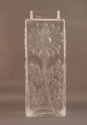 Dartington FT228 vase
Ma Bella Marguerite. 6.25 in. 1972-1985 square top
Keywords: vase;sold;british