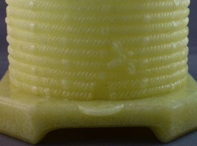 Leerdam graniver honeypot
Note the moulded bees
Keywords: frenchdutchbelg;pressed;table