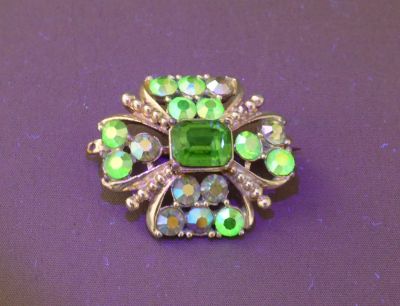 Brooch, aurora borealis and green, uranium
Under UV
Keywords: uranium