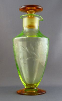 Uranium and amber cocktail decanter
Optic ribbed. Engraved flowers
Keywords: barware;cut;blown