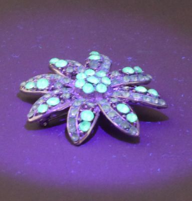 Brooch, large flower, uranium
Under UV
Keywords: uranium;sold
