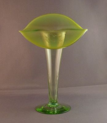 Green uranium Jack in the Pulpit vase
Optic ribbing
Keywords: blown;vase