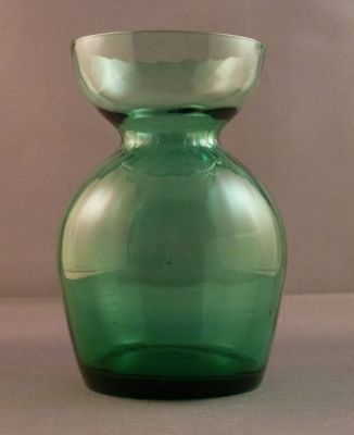 Optic rib hyacinth vase, green
Mould blown, hand shaped
Keywords: vase;hyacinth