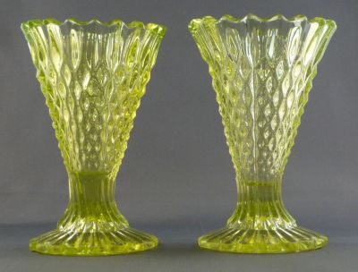 Greener? Victorian vases
Small. Note the twisted stem from fire polishing.
Keywords: british;pressed;vase