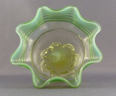 Threaded preserve dish with handle
Uranium feet and lower portion. Likely English
Keywords: blown;table;british