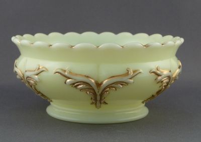 Heisey Winged Scroll berry bowl, gilded
Ivorina verde custard glass. Some gilding loss. 1898-1901. EAPG
Keywords: american;pressed;enamelgilt;table