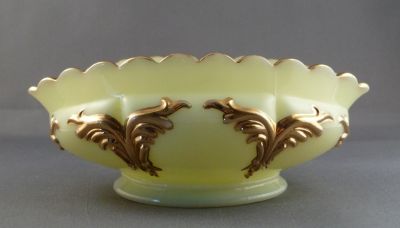 Heisey Winged Scroll oval bowl, gilded
Ivorina verde custard glass. 1898-1901. EAPG
Keywords: american;pressed
