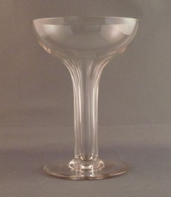 Hollow stem champagne coupe
Cut stem
Keywords: blown;barware;cut