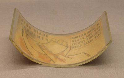 Razor blade sharpener
aka a hone
Keywords: british;bathbed;odd