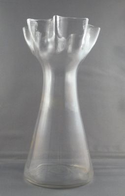 Frill-top hyacinth? vase
Optic ribbed. In reality, probably an early 20th century tube vase. British?
Keywords: vase;hyacinth;british;sold