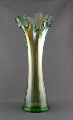 Imperial Freefold 
Swung vase. 3.25-in base, 16 point star. Uranium
Keywords: american;uranium;vase;carnival