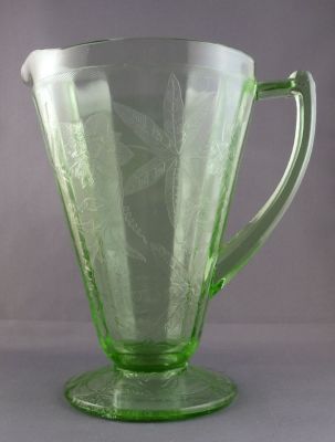 Jeannette Glass Floral water pitcher
48 oz
Keywords: american;pressed;barware