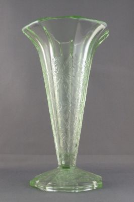 Jeannette Glass Floral octagonal vase
Scarce
Keywords: american;pressed;vase
