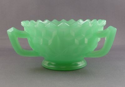 Jobling 2077 3-handled small bowl
Keywords: british;pressed;vase