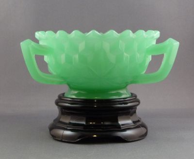 Jobling 2077 3-handled small bowl
Bowl and block on plinth
Keywords: british;pressed;vase