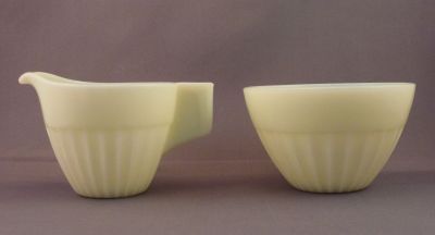 Leerdam Zonnebloem sugar and creamer/milk jug
1938. Creamer No. 4256. Sugar No. 4255. Custard glass
Keywords: frenchdutchbelg;pressed;table