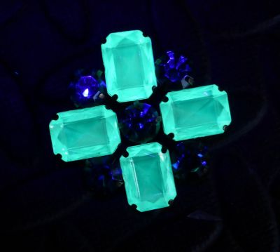 Brooch, light green stones uranium
Under UV
Keywords: uranium;sold
