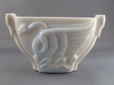 Macbeth-Evans custard glass swan vase
Marked Made in USA in circle on base
Keywords: american;pressed;vase