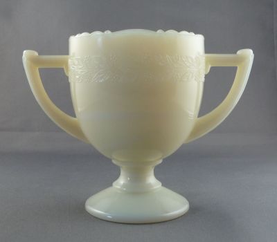McKee Laurel tall sugar
French Ivory custard glass
Keywords: american;pressed;table;sold