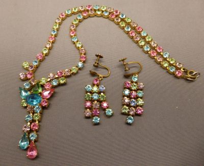 Pastel necklace and earrings
Screw earrings. Early 20th C
