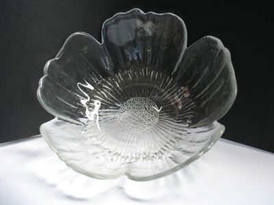 Nazeing Glass Wild Rose cupped
Designed by Roger Phillippo Des RCA, mid 1980s, lead crystal
Keywords: sold;cast;table;dessert