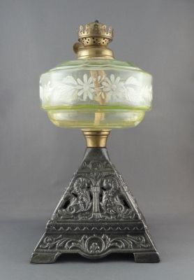 Enamelled oil lamp with cast iron "dolphin" base
Untouched base
Keywords: enamelgilt;oillamp;light;uranium