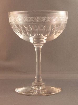 Champagne coupe, olive cut, cross border
Lead crystal
Keywords: cut;sold;barware