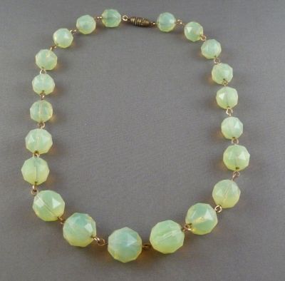 Opalescent uranium beads
Square gold wire (no corrosion). Vintage
Keywords: uranium
